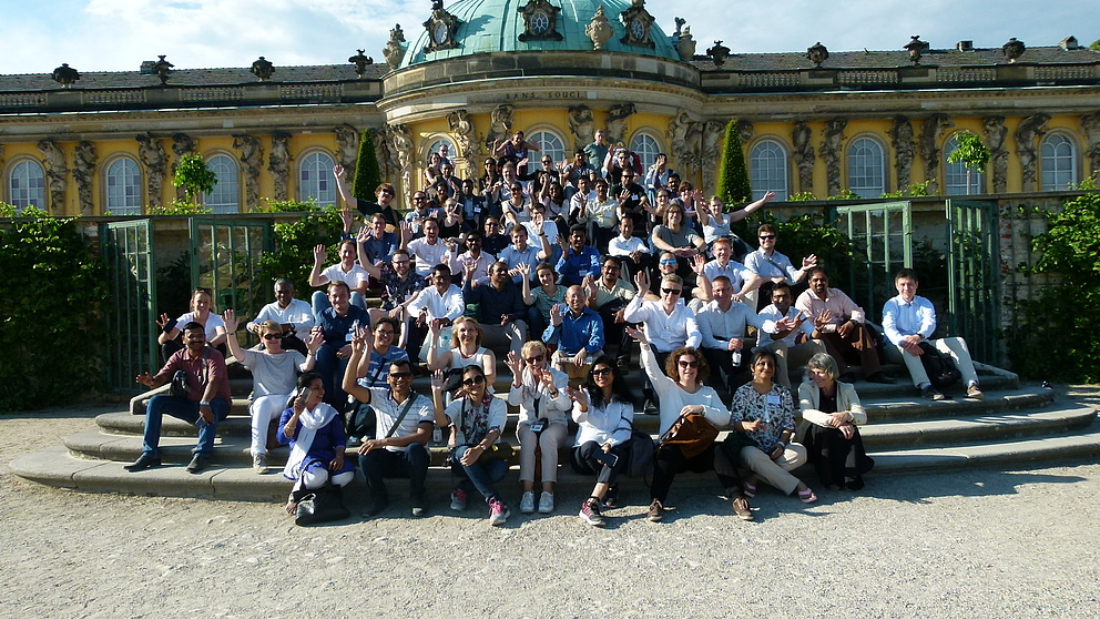 Gruppenfoto beim Indo-German Frontiers of Engineering Symposium 2018 vor dem Schloss Sanssouci. 