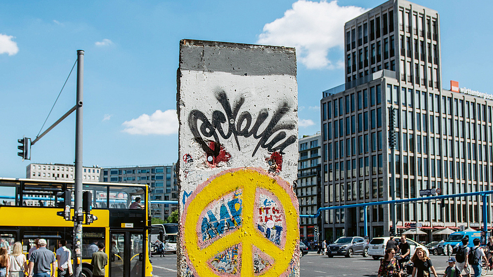 Mauerrest mit Graffiti auf dem Potsdamer Platz in Berlin